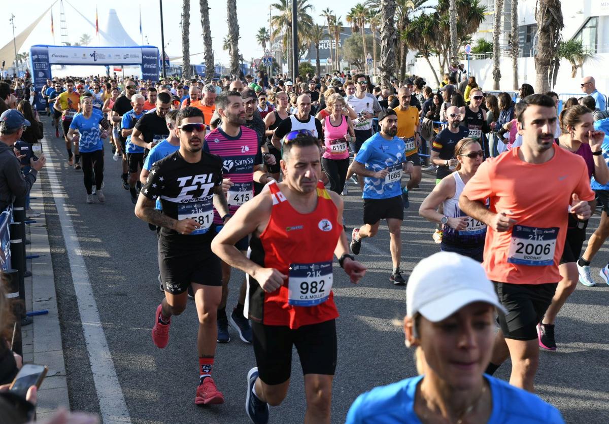 Corredores por las calles de Alicante este domingo.