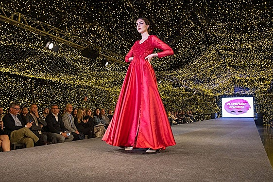 Desfile en la gran pasarela central de Firanovios.