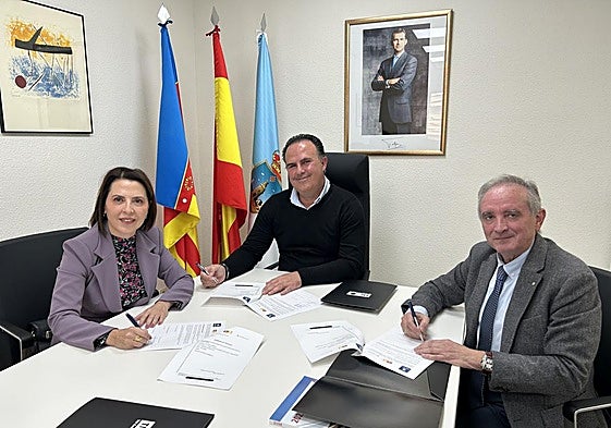 Ángeles Serna, presidenta de TM Grupo Inmobiliario; el concejal de Bienestar Social y Vivienda de Torrevieja, Óscar Urtasun, y el presidente de Cruz Roja Alicante, Francisco Galvañ.