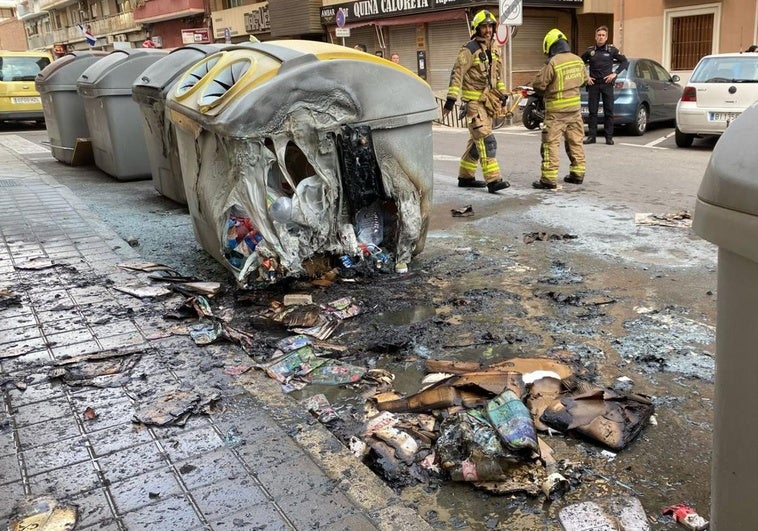 Restos del incendio producido y del contenedor dañado.