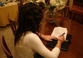 Una mujer firma su testamento, en una imagen de archivo.