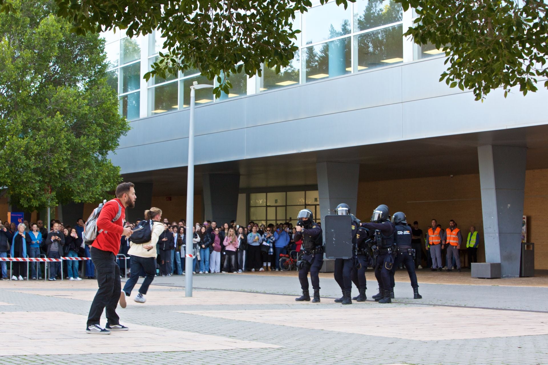 El macrosimulacro de la UA con la Policía Nacional, en imágenes