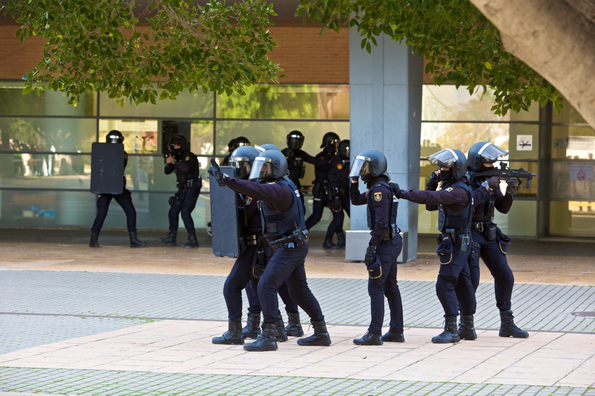 El macrosimulacro de la UA con la Policía Nacional, en imágenes