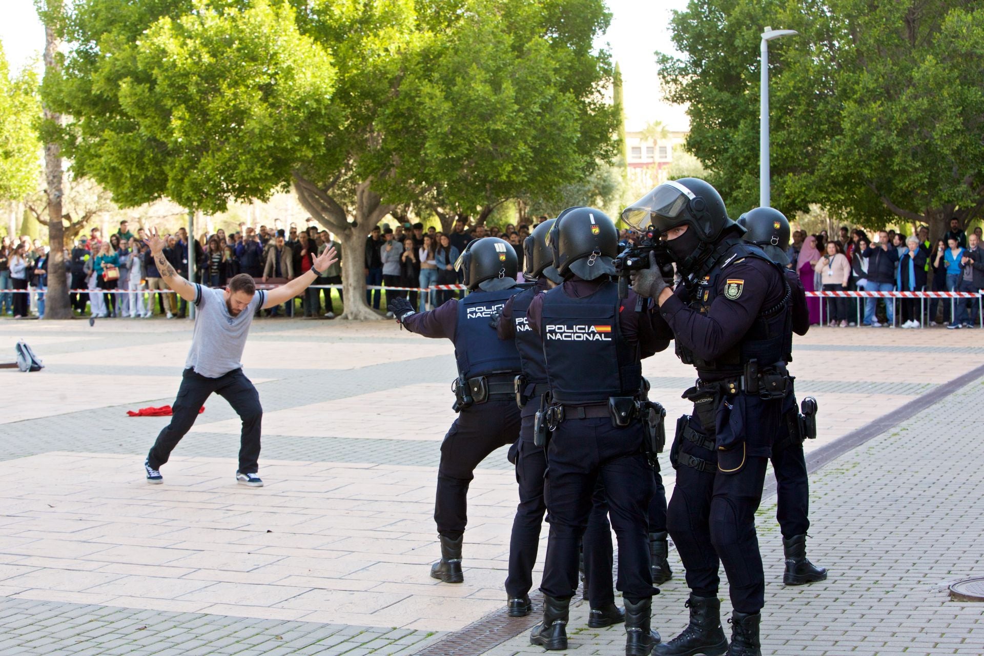 El macrosimulacro de la UA con la Policía Nacional, en imágenes