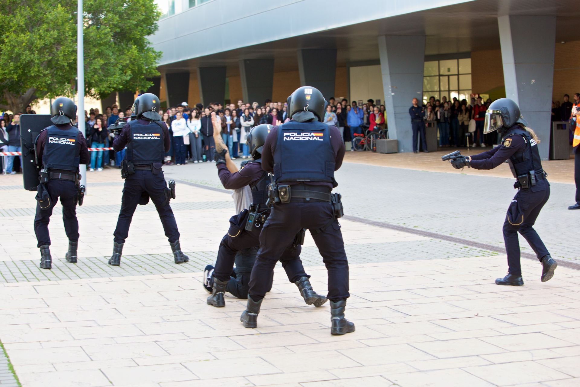 El macrosimulacro de la UA con la Policía Nacional, en imágenes