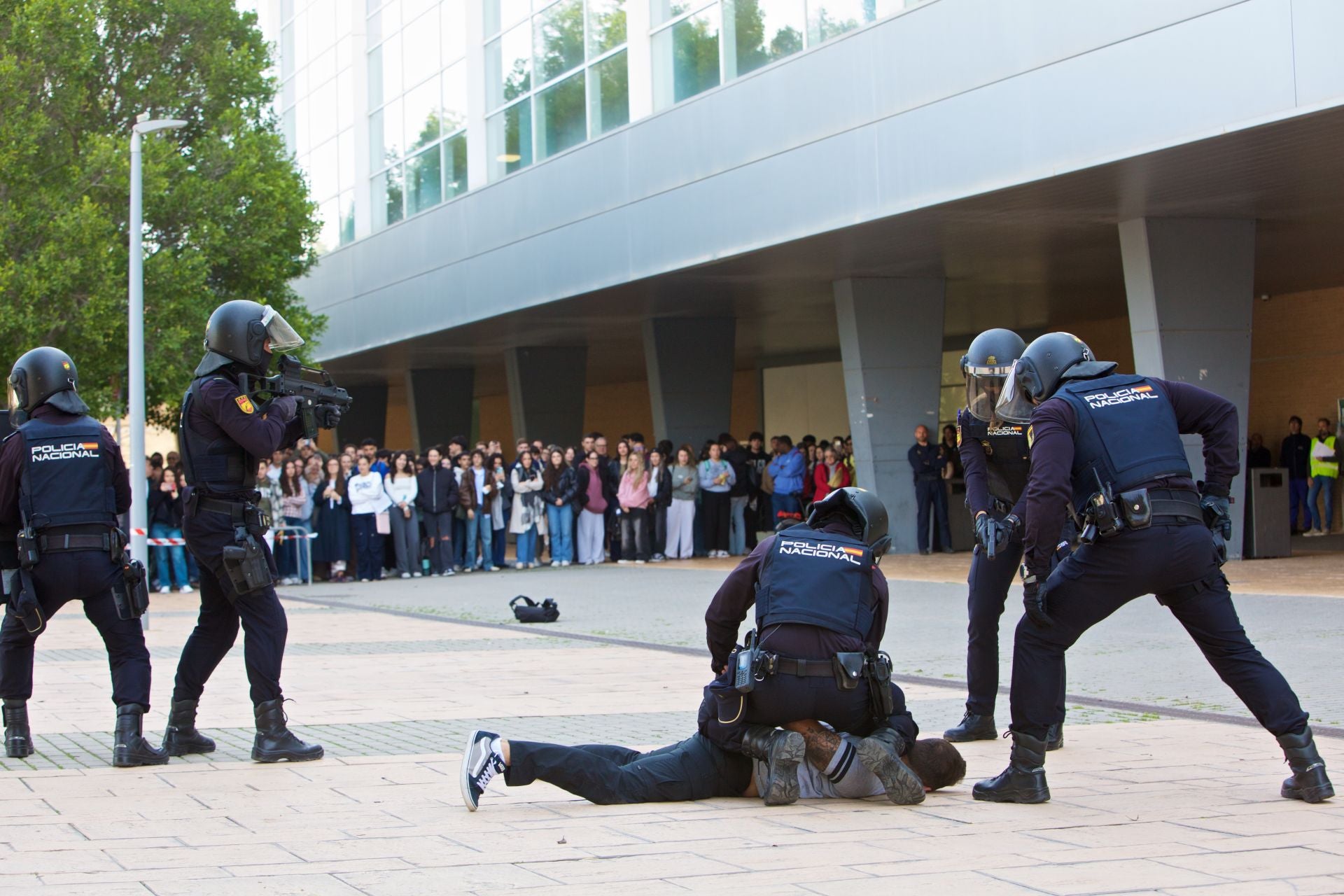 El macrosimulacro de la UA con la Policía Nacional, en imágenes