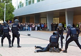 Macrosimulacro terrorista en la UA con la Policía Nacional.