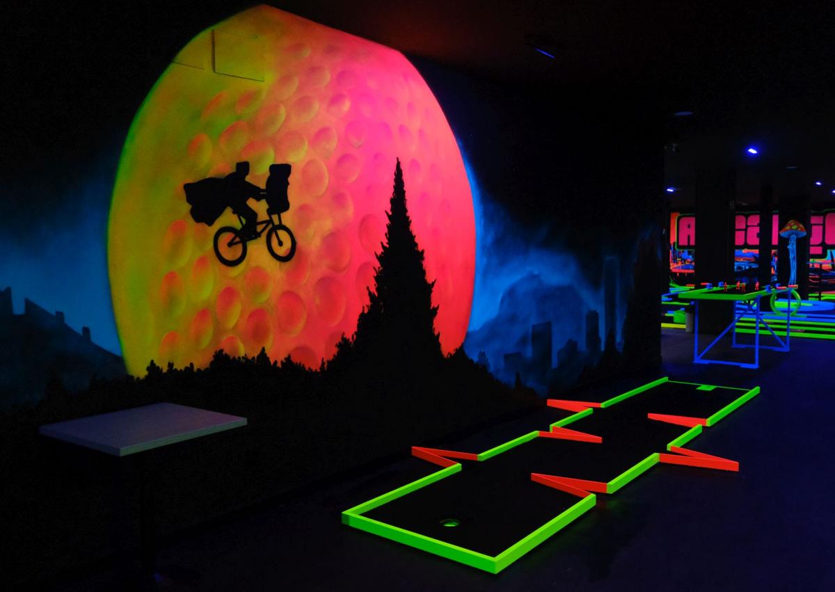 Imagen secundaria 1 - Murales y pistas del Neón Minigolf de Alicante.