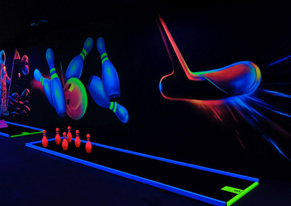 Imagen secundaria 1 - Varias pistas del Neón Minigolf de Alicante.