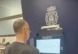 Un vecino renueva su DNI electrónico en un PAD.