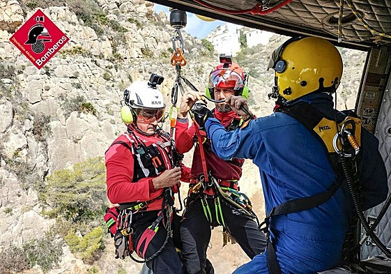 Los Bomberos, durante uno de los rescates de este viernes.