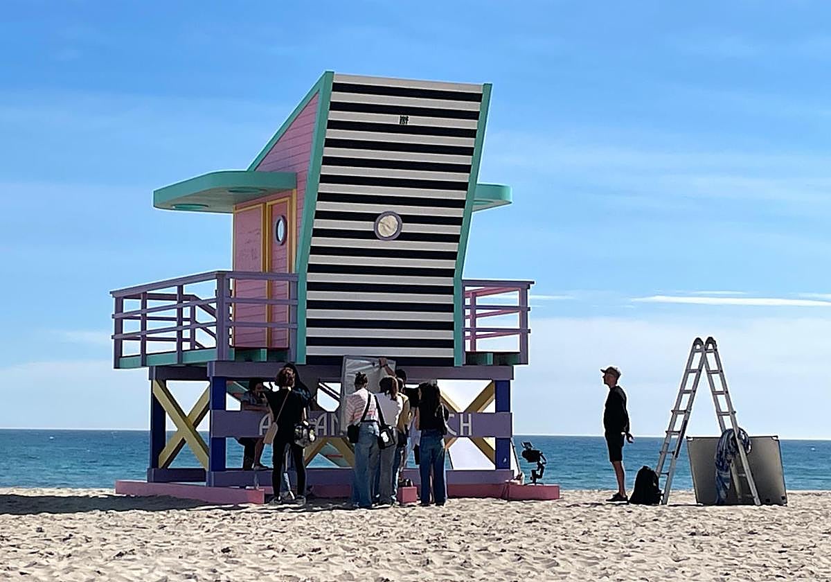 Un rodaje en la playa de San Juan de Alicante.
