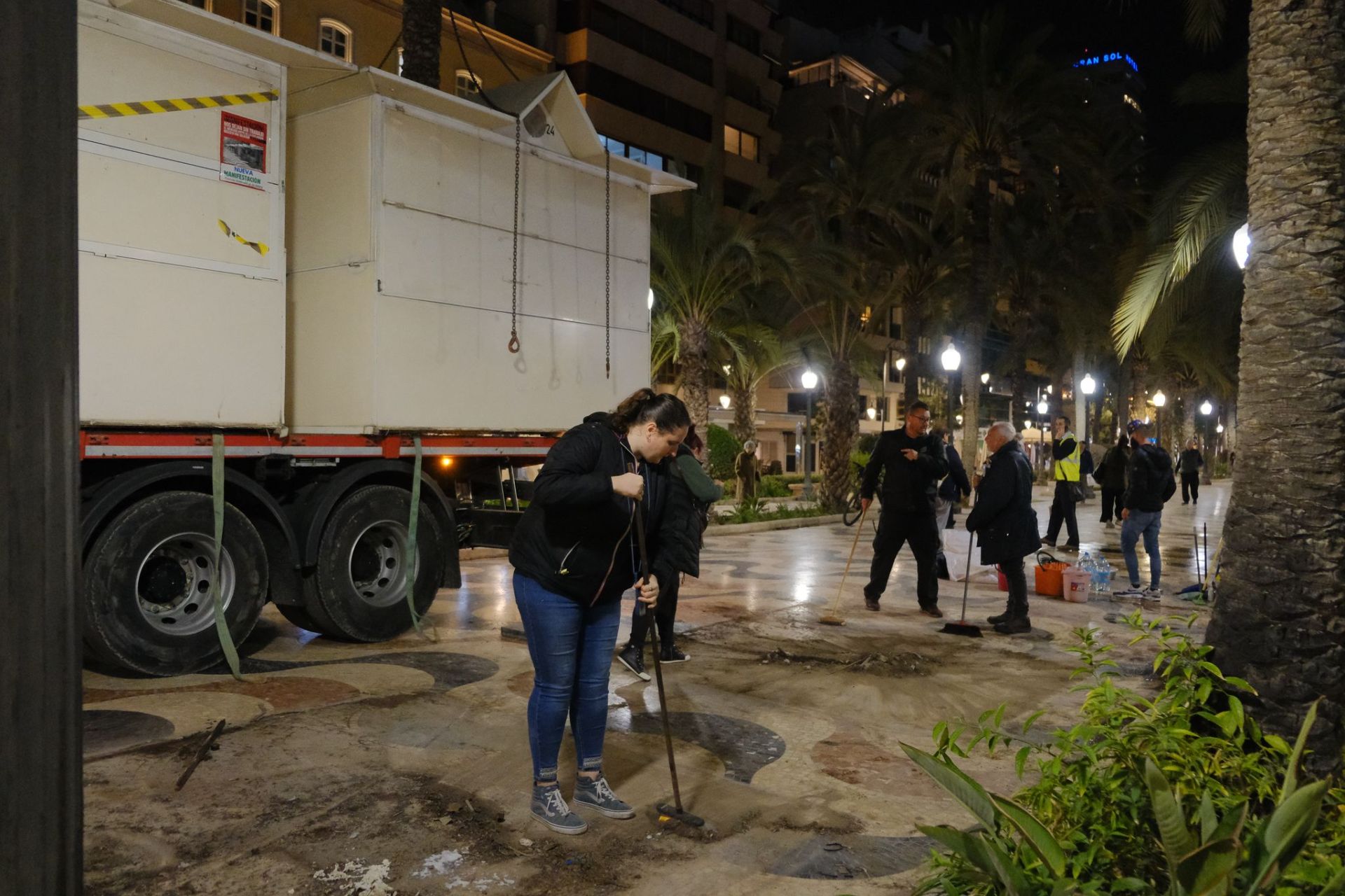 Adiós a los hippies de la Explanada: así ha sido el traslado de las últimas casetas