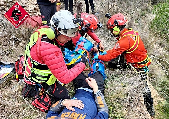 Los Bomberos estabilizan al ciclista antes de izarlo al helicóptero.