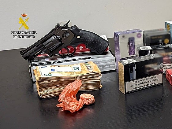 Arma ,dinero y prodctos de vapeo incautados en la operación.
