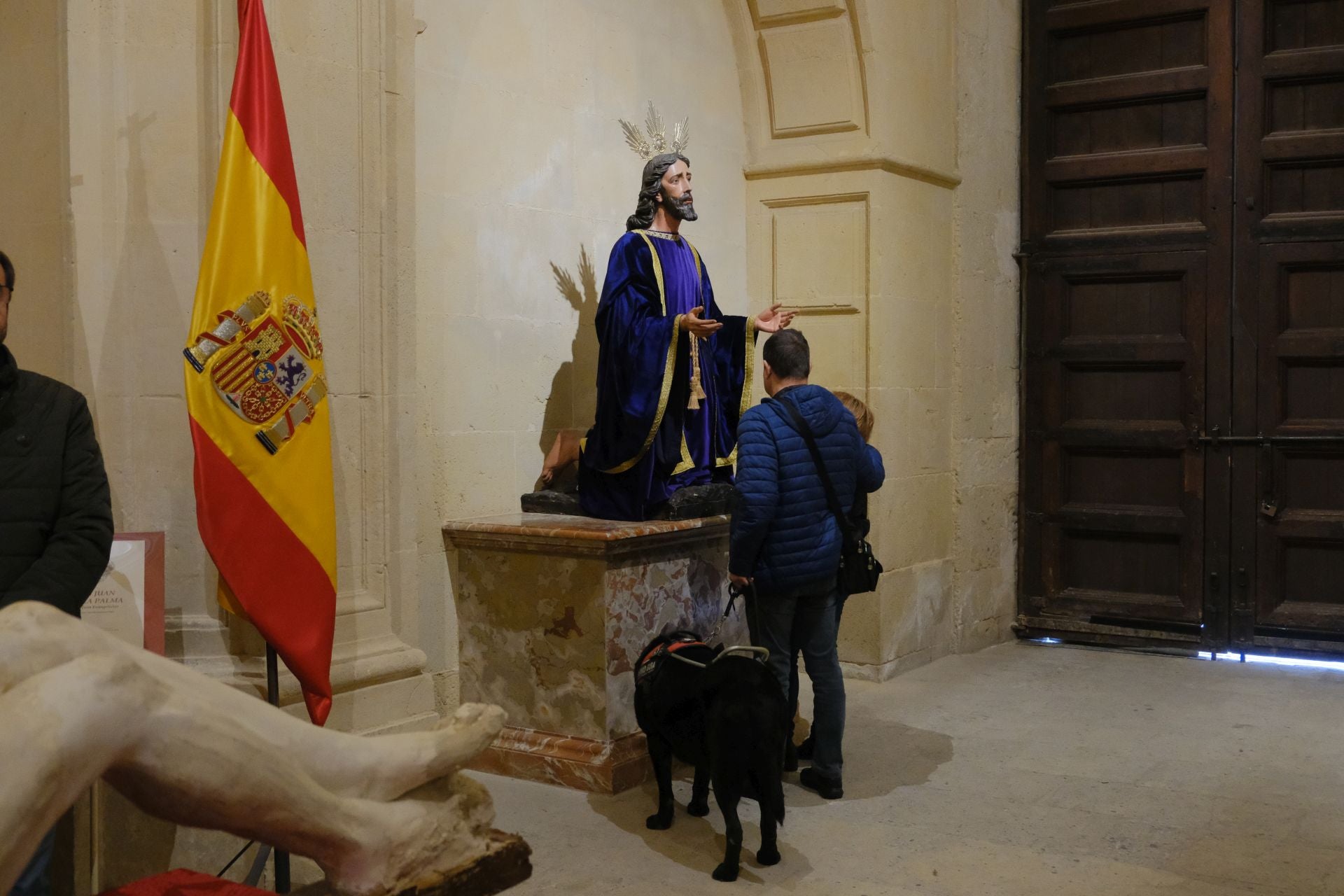 Imagen secundaria 1 - La fe en sus manos: los ciegos aprenden a sentir la Semana Santa de Alicante