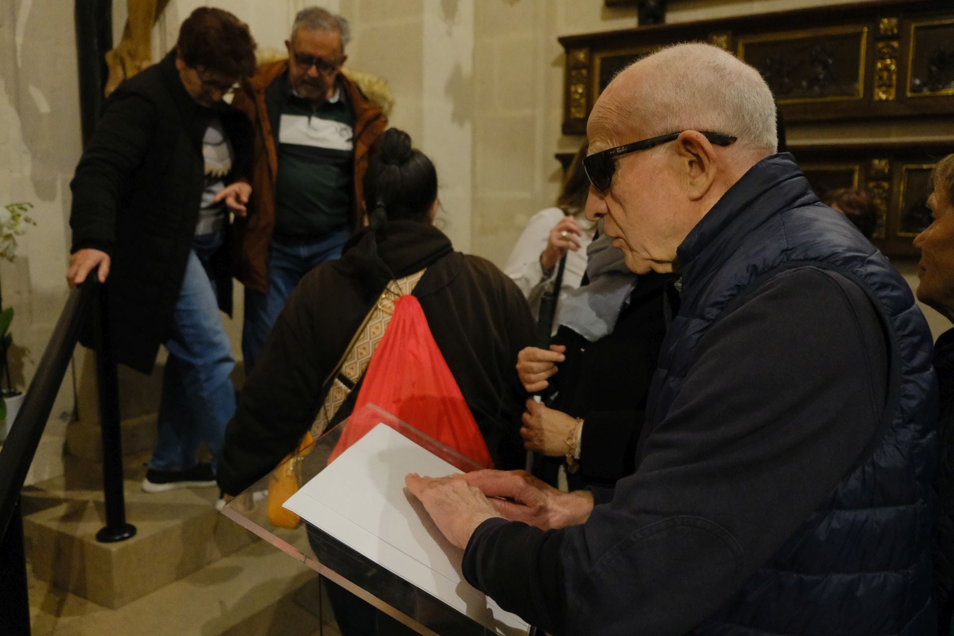 Imagen principal - La fe en sus manos: los ciegos aprenden a sentir la Semana Santa de Alicante