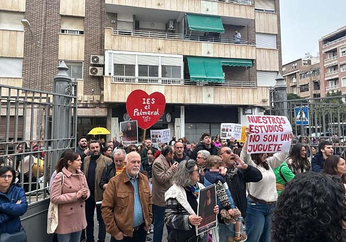 Manifestantes a las puertas del auditorio La Lonja de Orihuela, donde Mazón ha participado en el acto en defensa de la elección de la lengua base.
