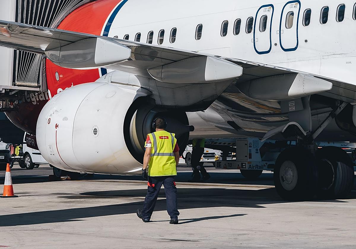 Avión en el aeropuerto de Alicante-Elche.
