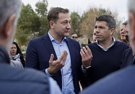 El comisario europeo de Agricultura y de Alimentación, Christophe Hansen (i), y el president de la Generalitat, Carlos Mazón, durante su visita al puerto de Catarroja el pasado viernes.