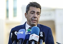 Carlos Mazón durante las declaraciones a los periodistas.