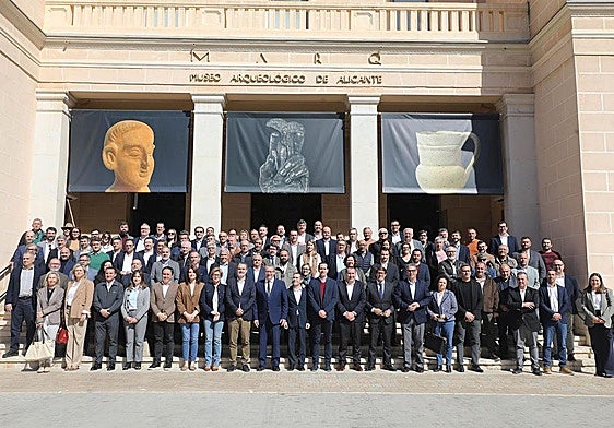 Foto de familia de los alcaldes de la provincia de Alicante, reunidos este miércoles en el Marq.