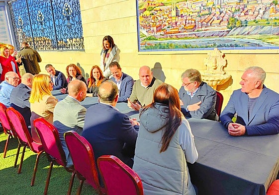El alcalde de Villena, Fulgencio Celdrán (segunda por la derecha), en el Foro de Empleo Labora celebrado en Elda.