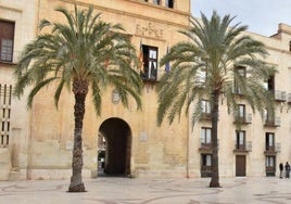 Ayuntamiento de Elche en la plaza de Baix.