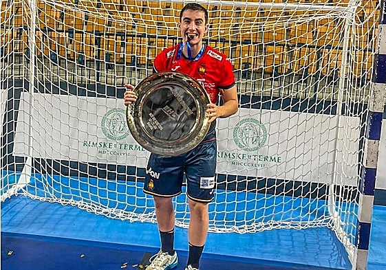Josu Arzoz posa con la camiseta de la selección española junior.