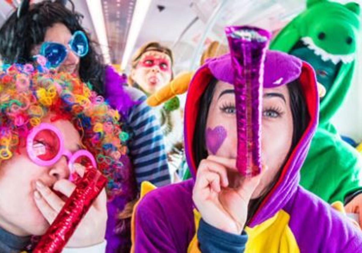 Un grupo de jóvenes disfrazados en un tren de Cercanías.