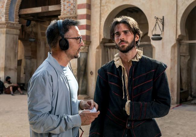 Julio Peña and Amenábar during the filming of 'The Captive'.