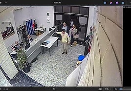 Imagen de las cámaras de seguridad a la llegada de Mazón al Cecopi, a las 20.28 horas.