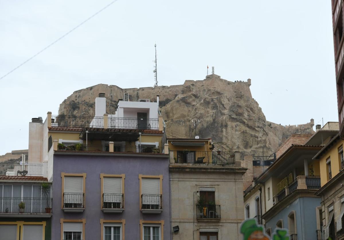 The Santa Bárbara Castle under the rain.