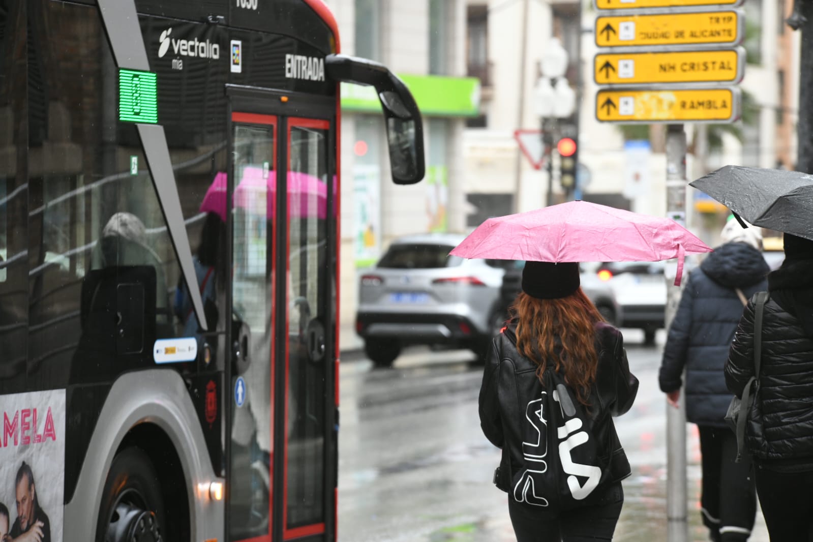 El viento y la lluvia protagonizan la jornada comercial del carnaval en Alicante