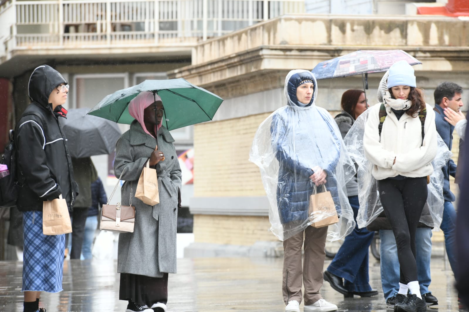 El viento y la lluvia protagonizan la jornada comercial del carnaval en Alicante