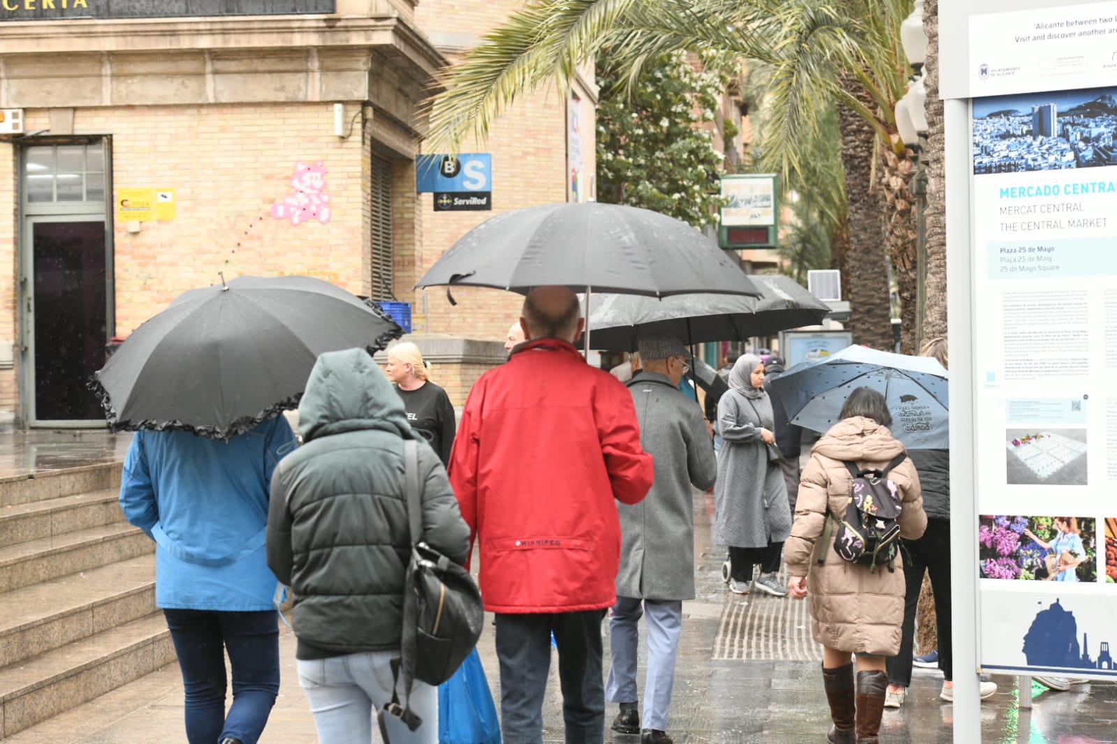El viento y la lluvia protagonizan la jornada comercial del carnaval en Alicante