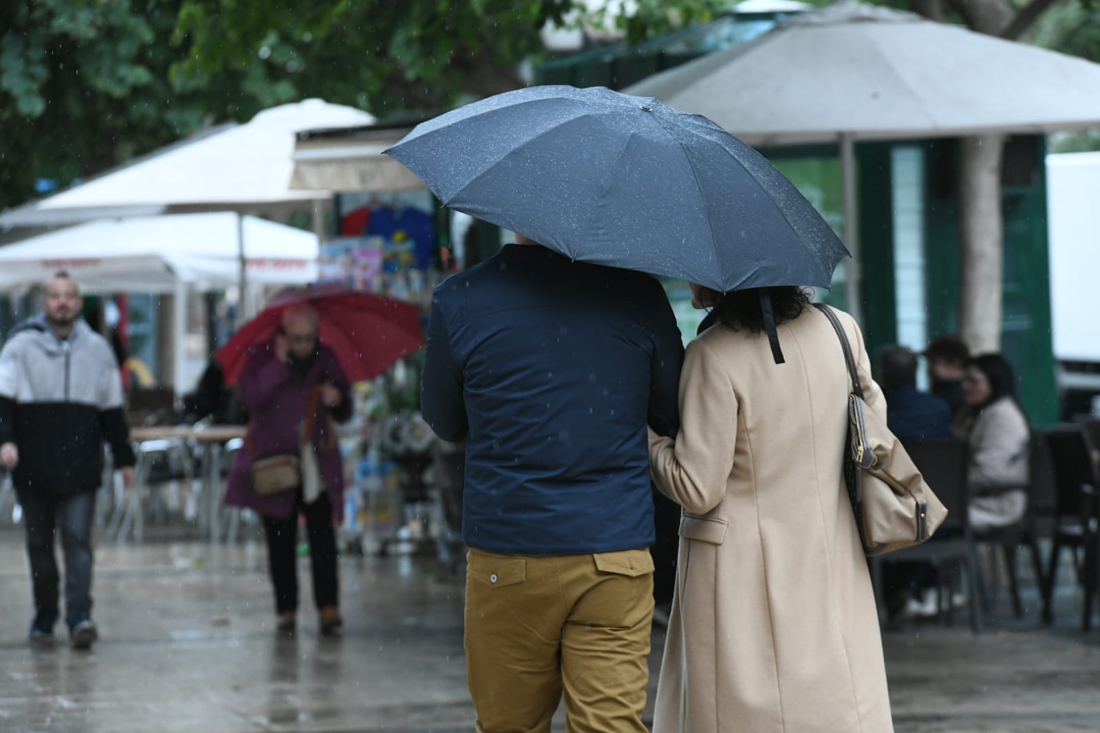 El viento y la lluvia protagonizan la jornada comercial del carnaval en Alicante