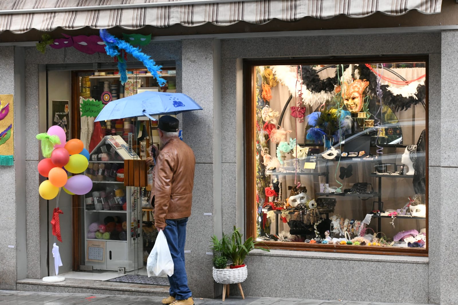 El viento y la lluvia protagonizan la jornada comercial del carnaval en Alicante