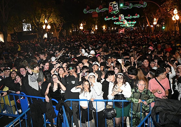 Las ganas de carnaval pueden a la lluvia en Alicante: busca tu disfraz en el Sábado Ramblero