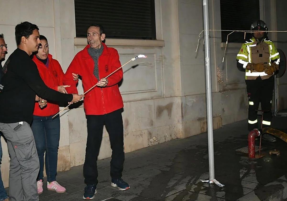 Antonio Javaloyes encendió la mecha de la cremà de la foguera de Nadal.
