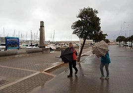 Viandantes luchan contra el viento y la lluvia en la Marina Alta.