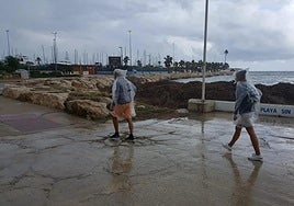 La lluvia cae sobre el litoral norte de Alicante.