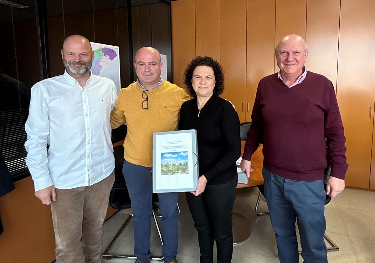 La diputada de Arquitectura, Carmen Sellés, entrega el avance del PGOU al alcalde de Benillup y dos concejales.
