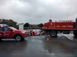 Los bomberos forestales de la Generalitat durante una intervención por las fuertes lluvias este lunes.