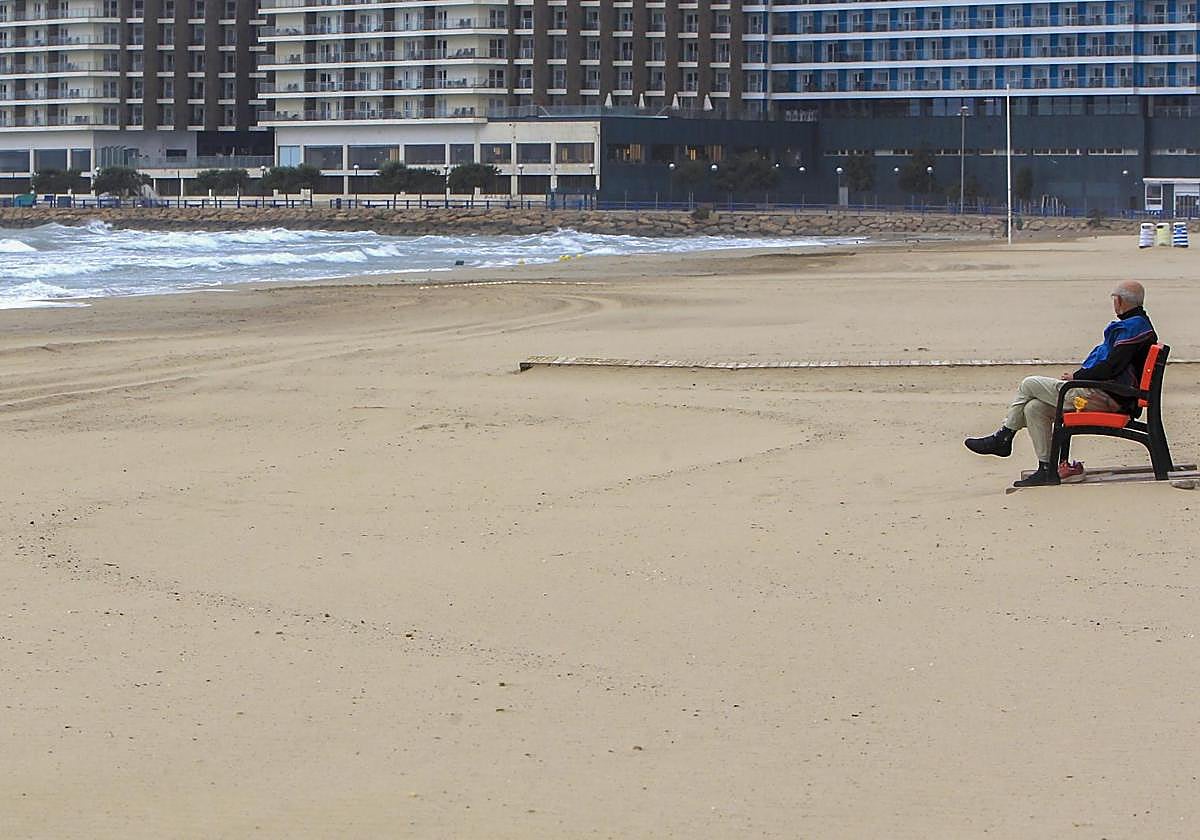 Un hombre en la playa del Postiguet este miércoles.