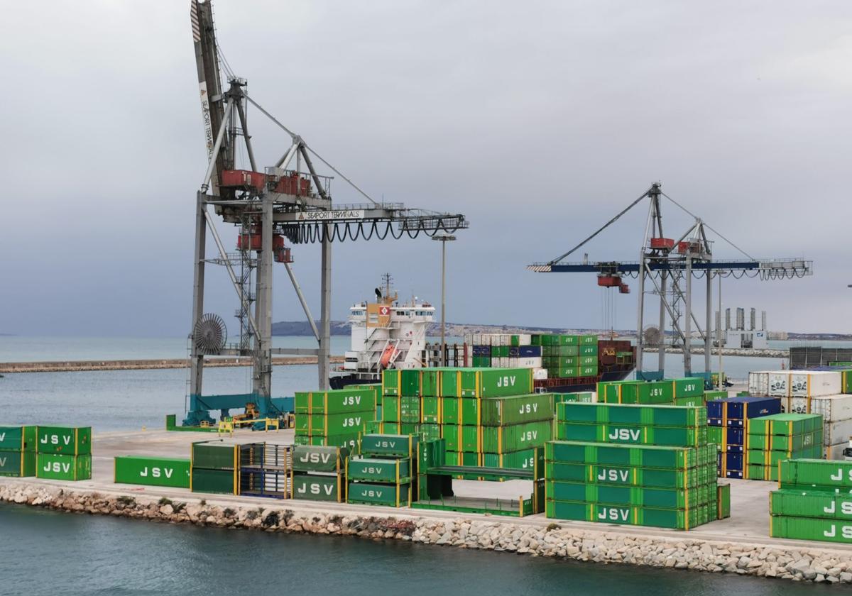 Un buque carga contenedores en la terminal de JSV en el puerto de Alicante.