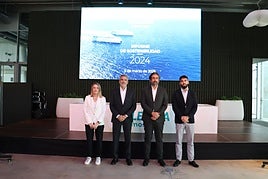 Abajo, Pilar Boix (directora Comunicacion) Adolfo Utor( pte Baleària), George Bassoul ( director general) y Guillermo Utor.