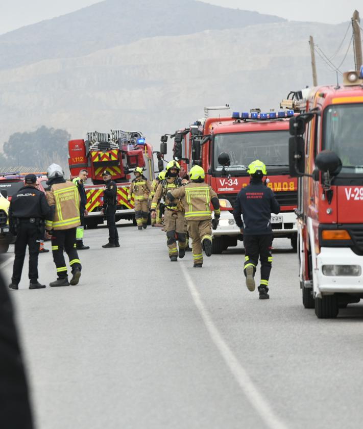 Imagen secundaria 2 - 1: Explosión de la pirotecnia. 2: Traslado del cuerpo de Pedro Luis Sirvent. 3: Bomberos en la zona.