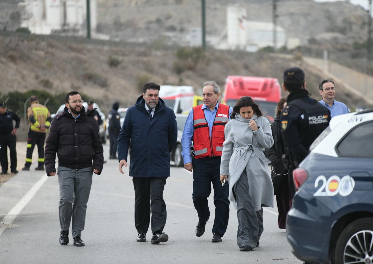Imagen secundaria 1 - 1: Traslado de un herido grave. 2: Autoridades. 3. Olivares y la bellea del foc con el hijo de Pedro Luis Sirvent.