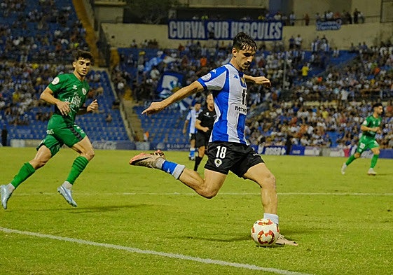 Soldevila se dispone a chutar con la derecha frente al Antequera.